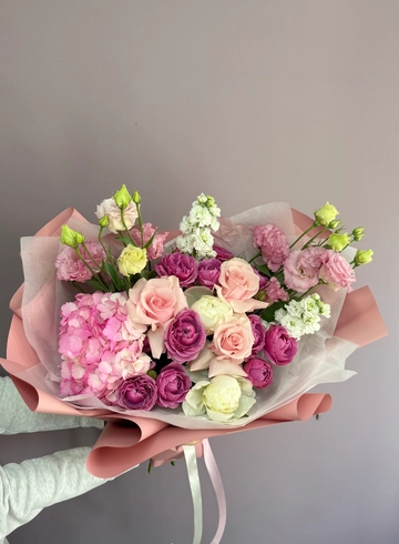 Букет с пионами пионовидными розами и гортензией &laquo;Очарованье&raquo; от интернет-магазина цветов в 