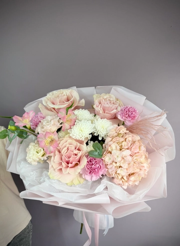 Букет с французскими розами и гортензией «Лайт пинк» от интернет-магазина цветов в 