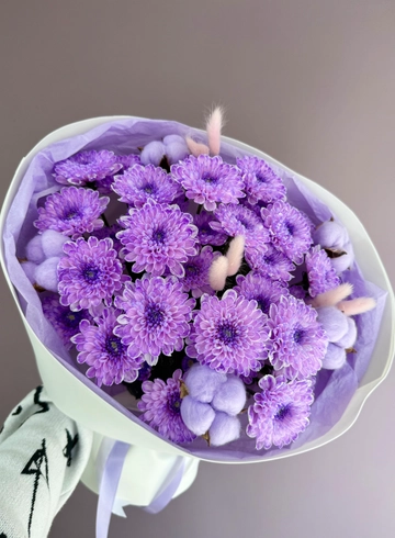 Букет из хризантем и сухоцветов «Черничный» от интернет-магазина цветов в 