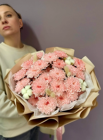 Букет из хризантем и сухоцветов «Персиковый джем» от интернет-магазина цветов в 