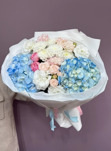 Букет с гортензиями и кустовыми розами «Амели» от интернет-магазина цветов в 