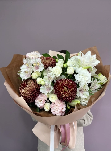 Букет с лилией и хризантемами бигуди «Шоколадный» от интернет-магазина цветов в 