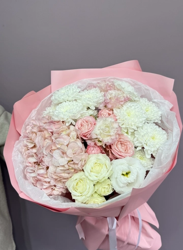 Букет с гортензией и хризантемами «Зефирка» от интернет-магазина цветов в 