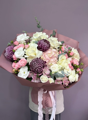 Пышный букет с французскими розами и хризантемами бигуди «Магнолия» от интернет-магазина цветов в 