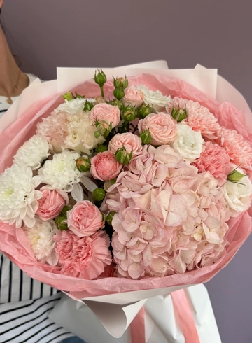 Букет с гортензией и кустовыми розами «Миранда» от интернет-магазина цветов в 