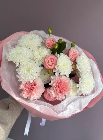 Букет с хризантемами кустовой розой и диантусами «Первый танец» от интернет-магазина цветов в 