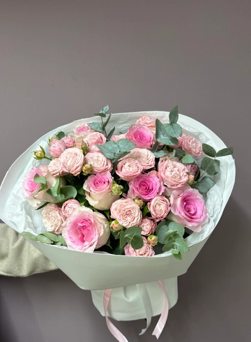 Букет из роз и эвкалипта «Розовый миг» от интернет-магазина цветов в 