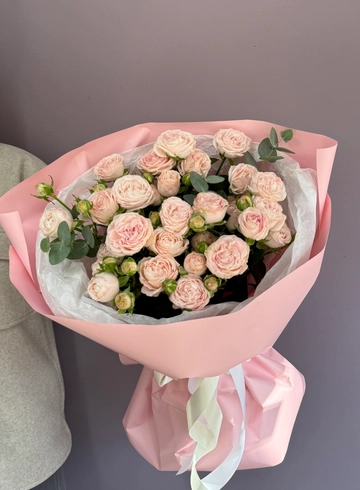 Букет кустовых роз «Пленительная нежность» от интернет-магазина цветов в 