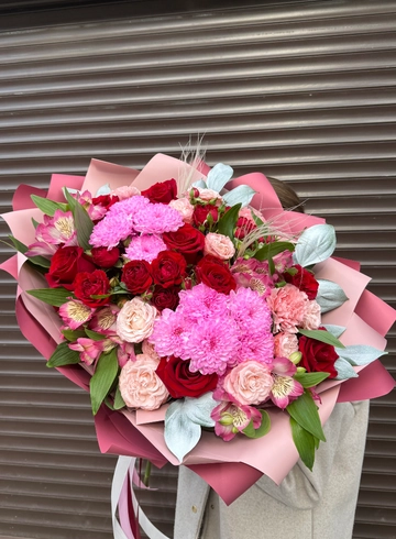 Пышный букет «Яркое очарование» от интернет-магазина цветов в 