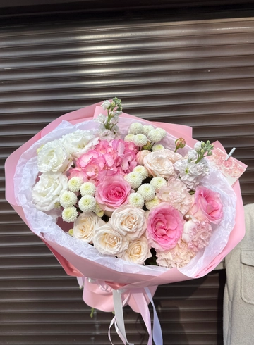 Букет с гортензией и розами «Авантюристка» от интернет-магазина цветов в 