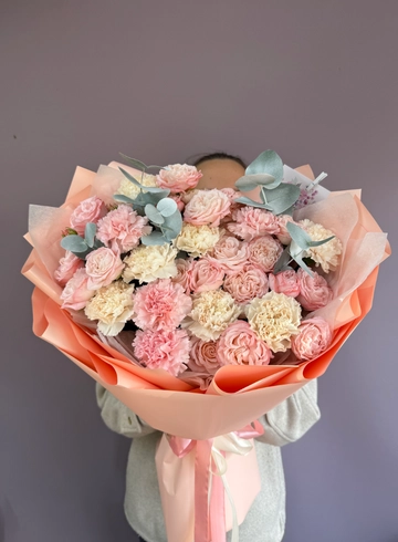 Букет из роз и гвоздик «Нежная дымка» от интернет-магазина цветов в 