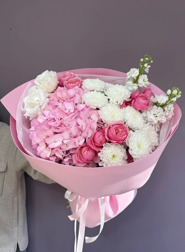 Букет с гортензией и пионовидными розами «Очарование» от интернет-магазина цветов в 