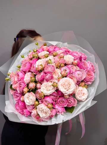 Букет кустовых роз «Про любовь» от интернет-магазина цветов в 