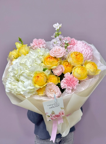 Букет с гортензией и розами &laquo;Мамина улыбка&raquo; от интернет-магазина цветов в 