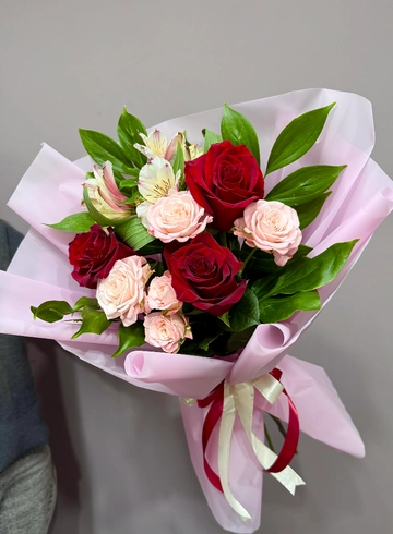 Сборный букет &laquo;Красный бархат&raquo; от интернет-магазина цветов в 