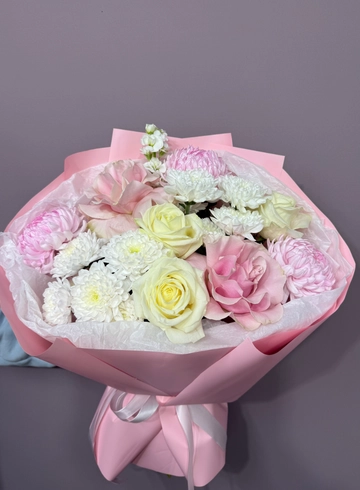 Букет с розами и хризантемами &laquo;Клубничный десерт&raquo; от интернет-магазина цветов в 