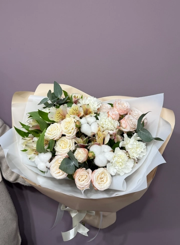 Букет с кустовыми розами и диантусами &laquo;Пралине&raquo; от интернет-магазина цветов в 