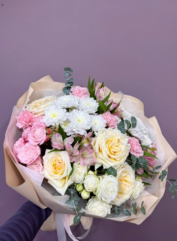 Пышный букет из роз и хризантем &laquo;Очаровательной&raquo; от интернет-магазина цветов в 