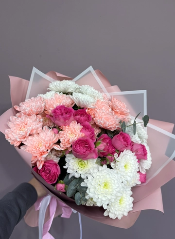 Букет из хризантем и кустовых роз &laquo;Виена пинк&raquo; от интернет-магазина цветов в 