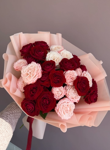 Букет кустовых роз &laquo;Вернисаж&raquo; от интернет-магазина цветов в 