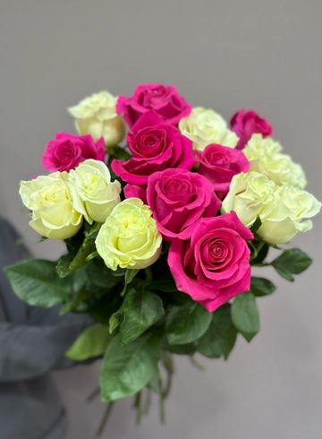 Розы фуксии белые микс от интернет-магазина цветов в 