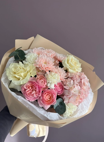 Букет с гортензией и французскими розами &laquo;Розовый мёд&raquo; от интернет-магазина цветов в 