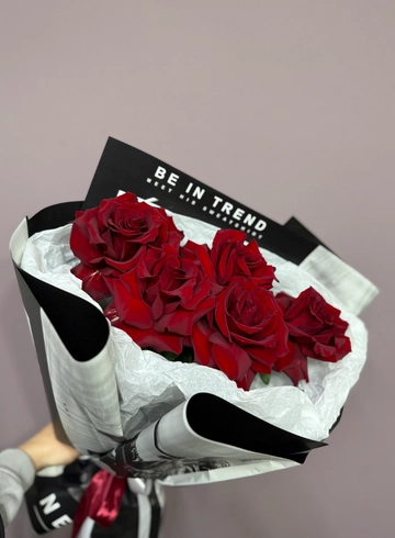 Французские розы в стильной упаковке &laquo;Be in trend&rdquo; от интернет-магазина цветов в 