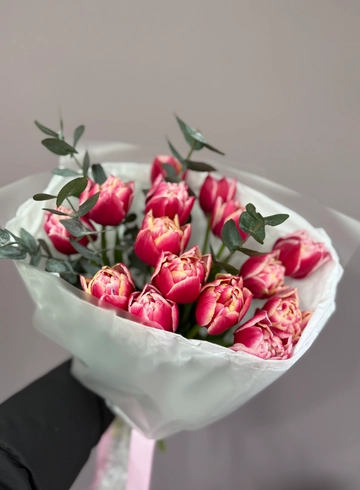 Пионовидные тюльпаны и эвкалипт от интернет-магазина цветов в 