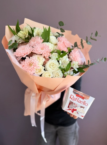 Набор пышного букета и конфет Raffaello от интернет-магазина цветов в 