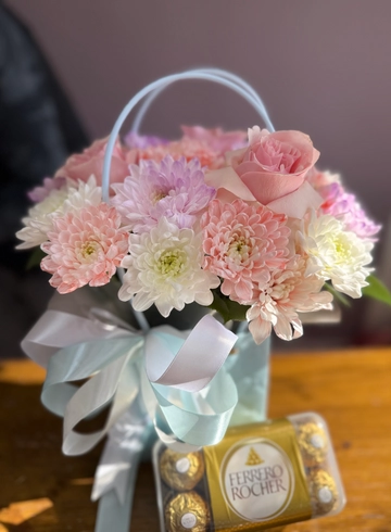 Набор композиции в корзинке с конфетами Ferrero Rocher от интернет-магазина цветов в 