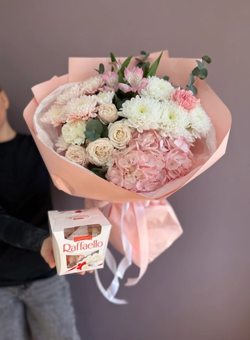 Набор нежного букета с гортензией и конфетами Raffaello от интернет-магазина цветов в 