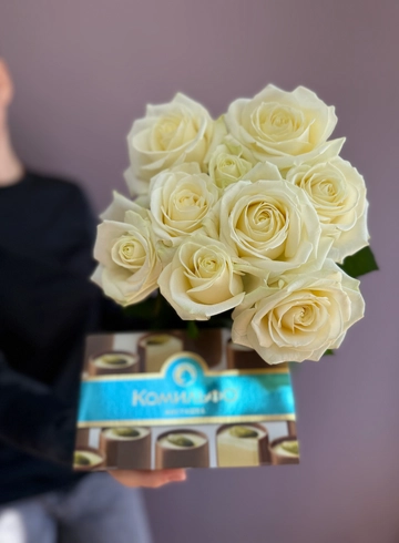 Набор белых роз и конфет от интернет-магазина цветов в 