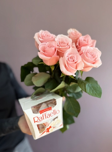 Набор розовых роз с конфетами Raffaello от интернет-магазина цветов в 