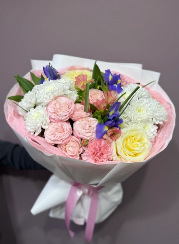 Букет с розами ирисами и хризантемами от интернет-магазина цветов в 