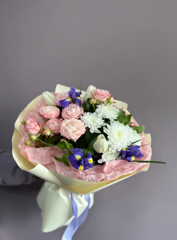 Букет из тюльпанов, ирисов и розы Весна от интернет-магазина цветов в 