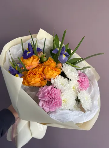 Букет с ирисами &laquo;Весенний вайб&raquo; от интернет-магазина цветов в 